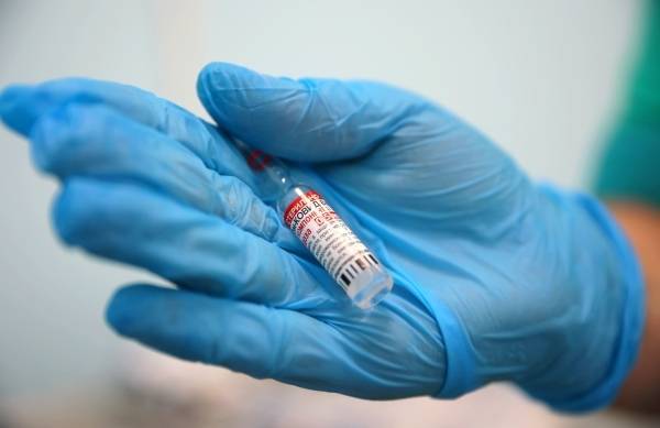 В Санкт-Петербурге ввели обязательную вакцинацию для 65% госслужащих