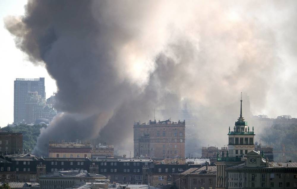 Пожар на складе пиротехники в центре Москвы не представляет угрозы для комплекса "Лужники"