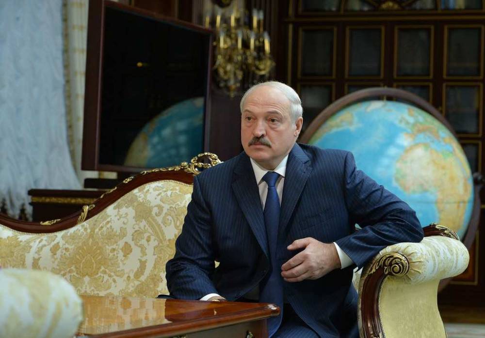 Лукашенко заявил, что «подпитывался» антителами от COVID–19 в «красных зонах»