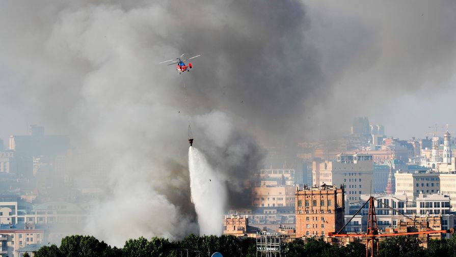 Трое пожарных и один сотрудник склада пиротехники пострадали при пожаре в центре Москвы
