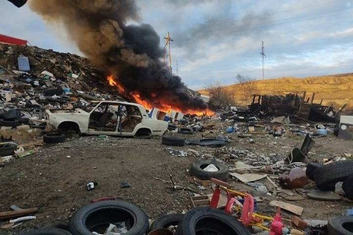 В Никеле горит мусор на несанкционированной свалке