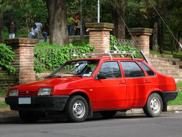 За выставленный на продажу седан ВАЗ-21099 1993 года выпуска владелец запросил миллион рублей
