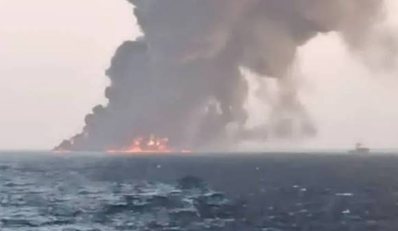 Крупнейший корабль ВМС Ирана Kharg загорелся и затонул
