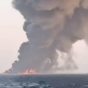 У берегов Ирана загорелось и утонуло крупнейшее судно для обеспечения ВМС. Видео