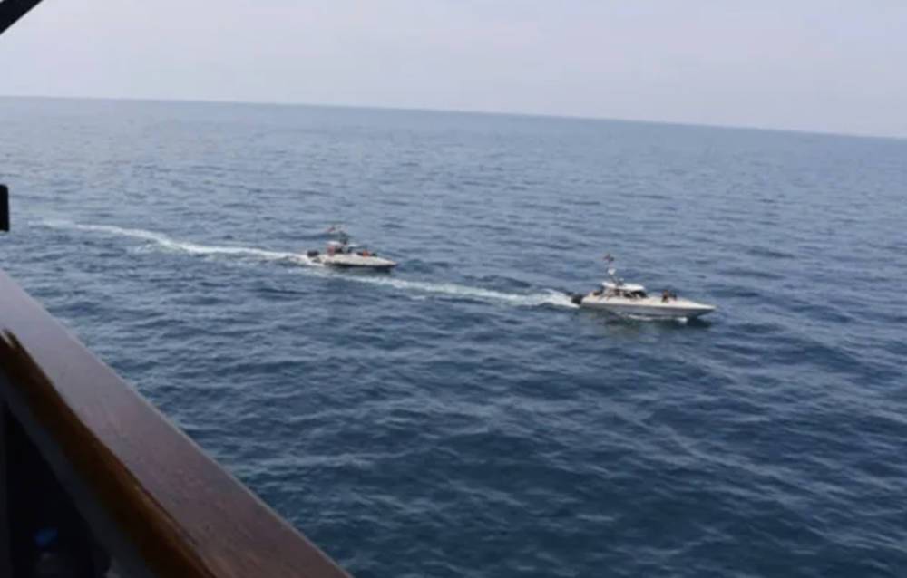 СМИ: корабль ВМС Ирана загорелся в Оманском заливе