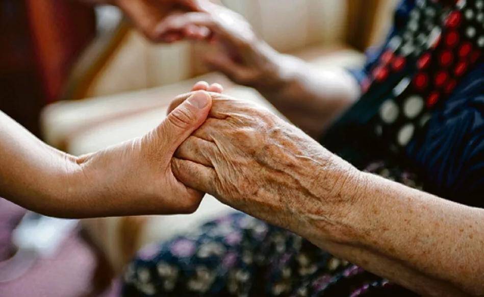 Уходу за пожилыми и больными людьми начнут бесплатно обучать в девяти регионах