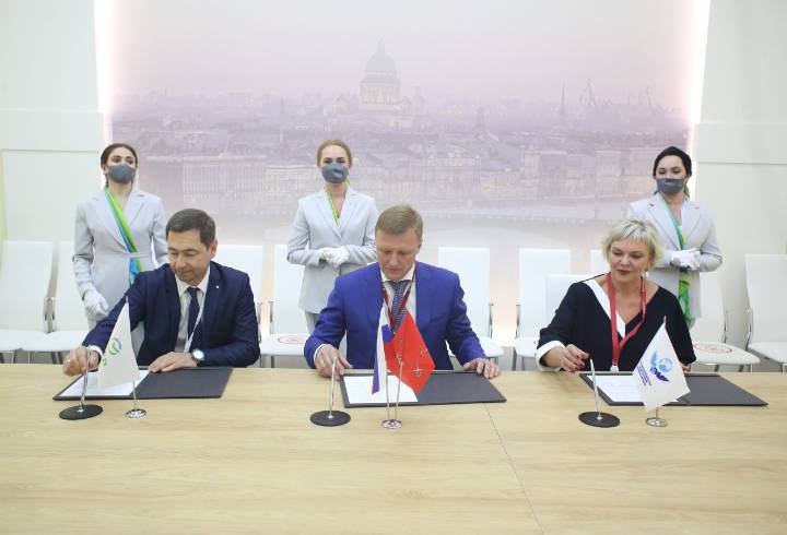 Сбер объявил на ПМЭФ-2021 о запуске первой в России электронной карты трудового мигранта