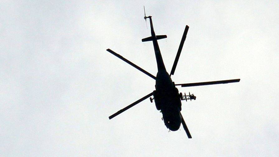 Следователи начали проверку после видео с полетом прикрепленного к вертолету мужчины