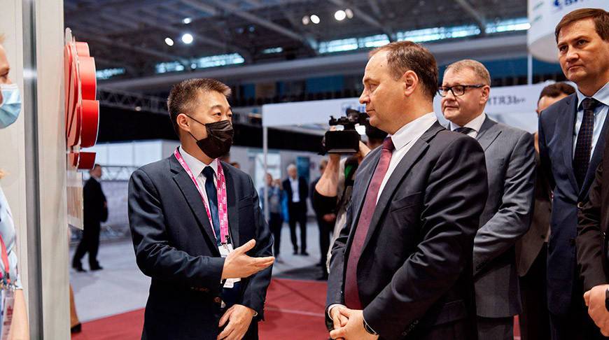 Роман Головченко в рамках "ТИБО-2021" посетил стенд компании Huawei. Какие новинки показали премьер-министру