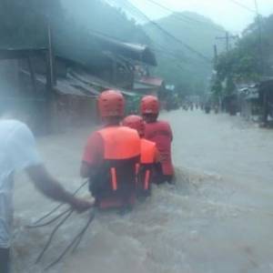 На Филиппинах в результате тропического шторма погибли как минимум три человек