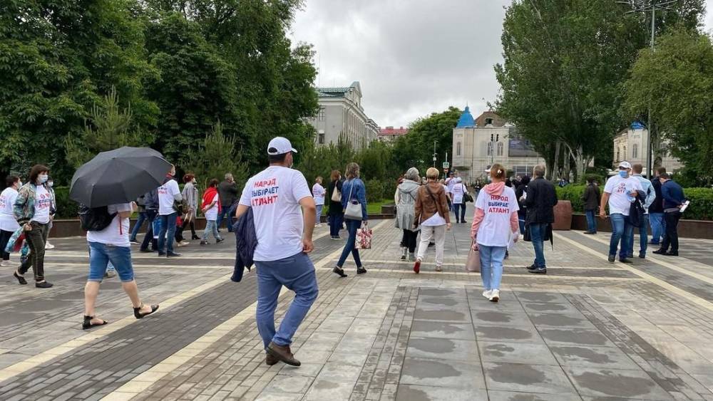 Предприниматели с заблокированных рынков «Атлант» съехались к зданию правительства Ростовской области