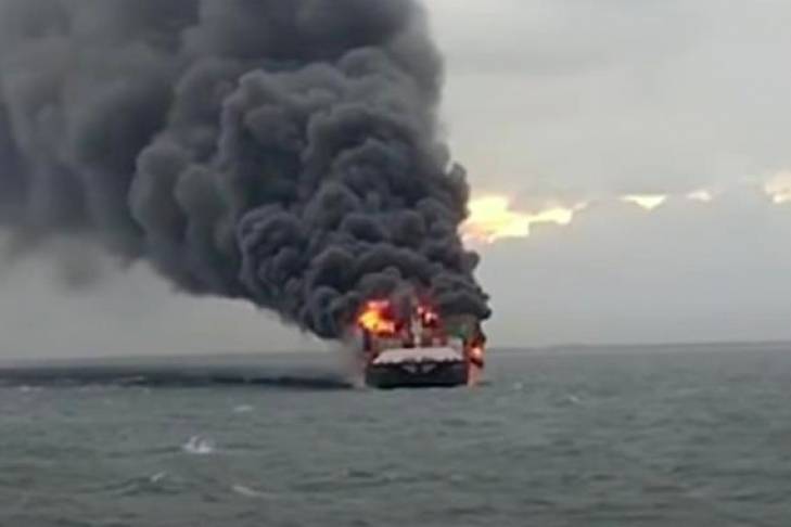 Возле Шри-Ланки потушили корабль, который горел 13 дней