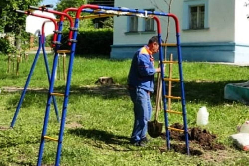В одном из дворов Серпухова обновляют площадку для детских игр