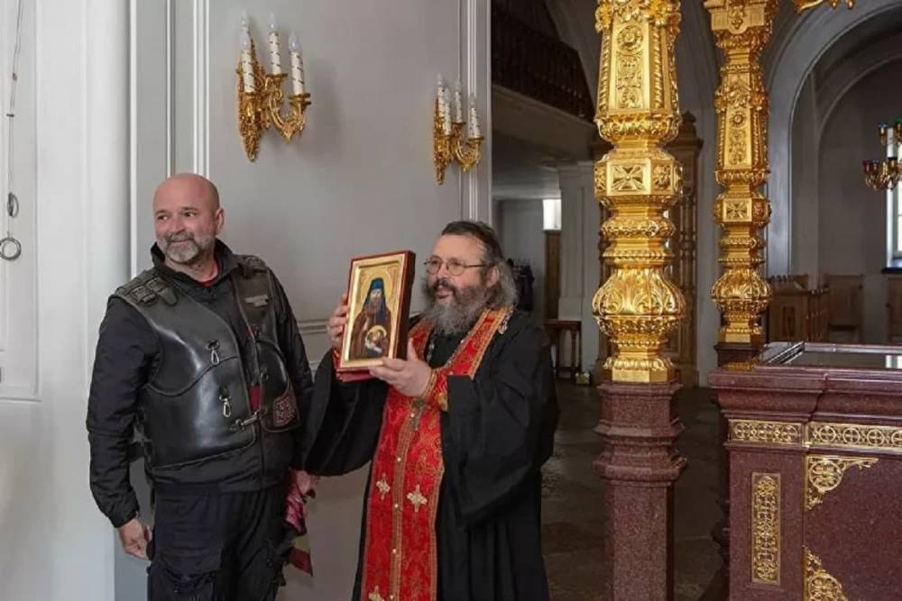 «Ночной волк» из Сербии доставил икону убитого албанцами...