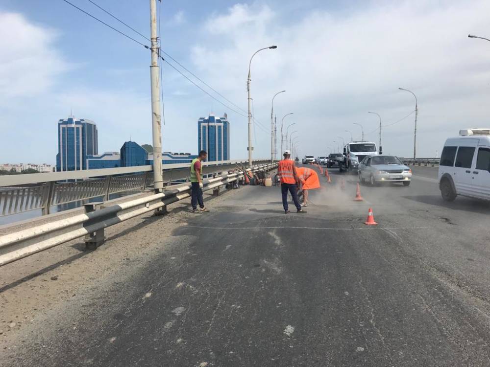 На Новом мосту в Астрахани заделывают ямы