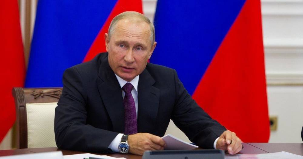 Путин скорректировал правила выплат 10 тыс. рублей на идущих в первый класс детей