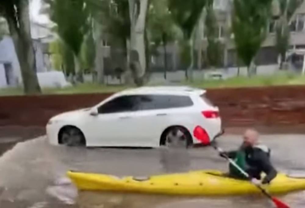 Еще один украинский город ушел под воду, люди пересаживаются на лодки: кадры потопа в Днепре