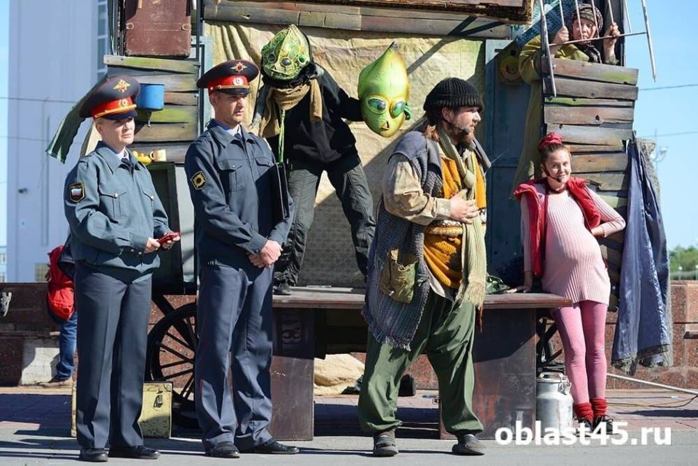 В Кургане на Троицкой площади показали спектакль о кыштымском инопланетянине Алешеньке