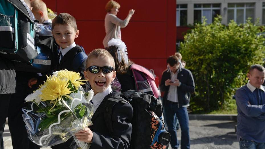 Школьники Петербурга получат по 10 тыс до конца 2021 года