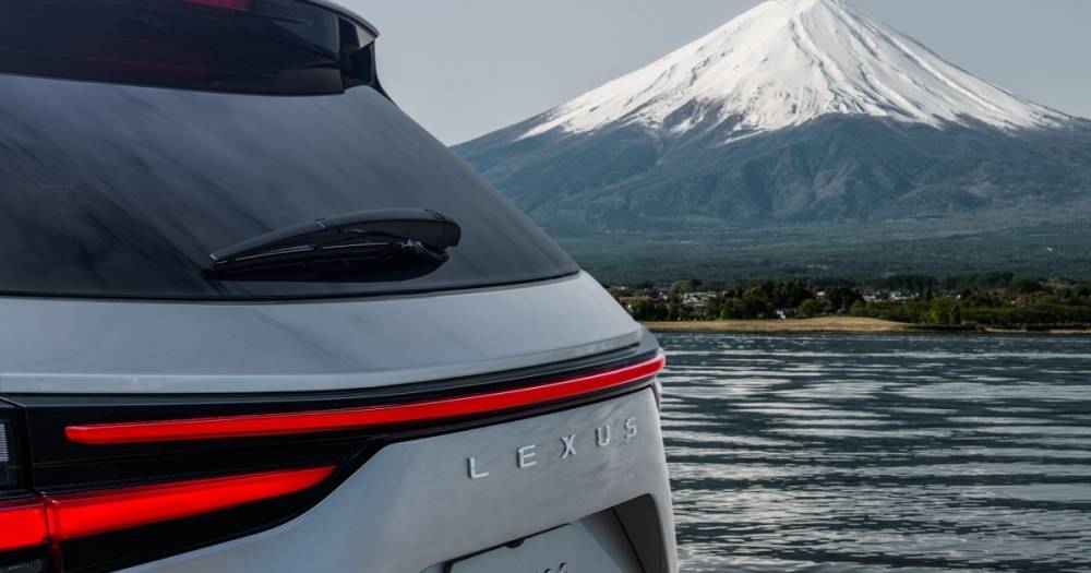 Lexus назвал дату премьеры кроссовера NX и опубликовал первый тизер (фото)
