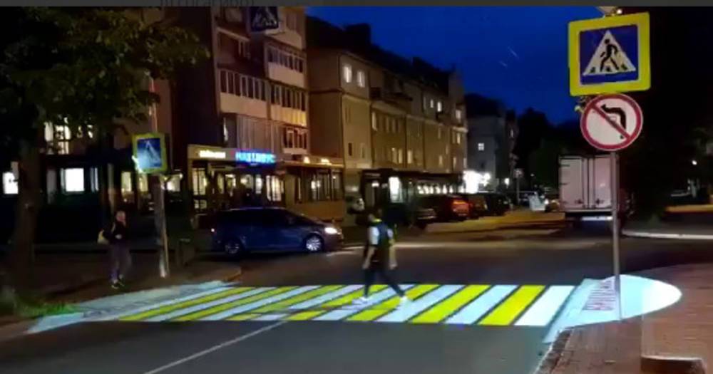 В Калининграде появился первый в городе проекционный пешеходный переход (видео)