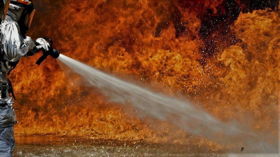 На нефтеперерабатывающем заводе в Иране вспыхнул сильный пожар (ВИДЕО) и мира