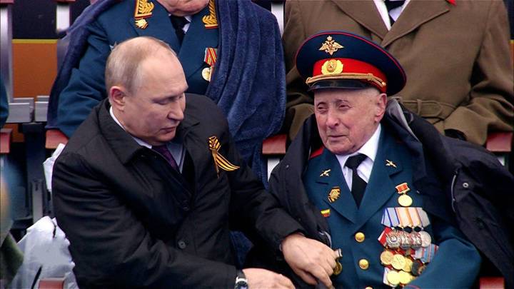 Ветеран, которого Путин укрыл на параде, стал жертвой мошенников