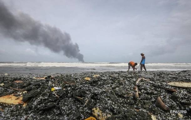 У Шри-Ланки затонуло горевшее судно, в регионе экокатастрофа