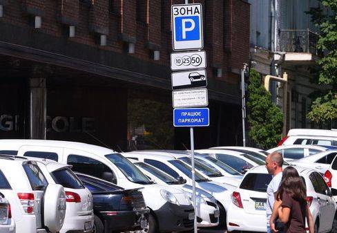 Названа категория людей, которым будет разрешена бесплатная парковка в Киеве