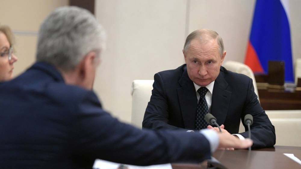 Путин призвал сконцентрировать все усилия, чтобы защитить россиян от COVID-19