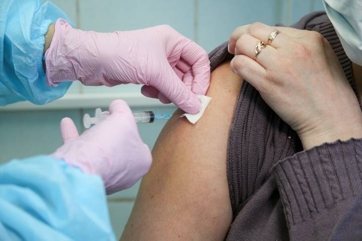 В Новосибирске предлагают привиться китайской вакциной от COVID-19