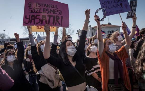 Женщины в Турции вышли на протест из-за Стамбульской конвенции