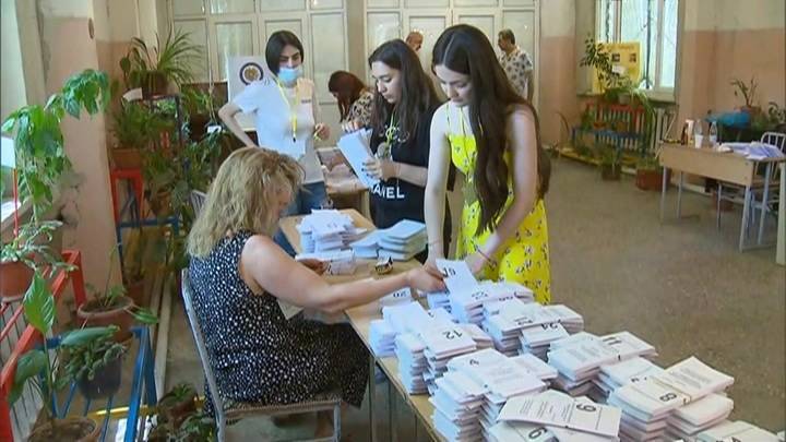Внеочередные парламентские выборы начались в Армении