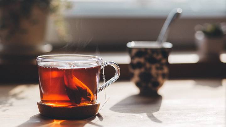 Диетолог рассказала, сколько чашек чая и кофе можно выпивать в жару