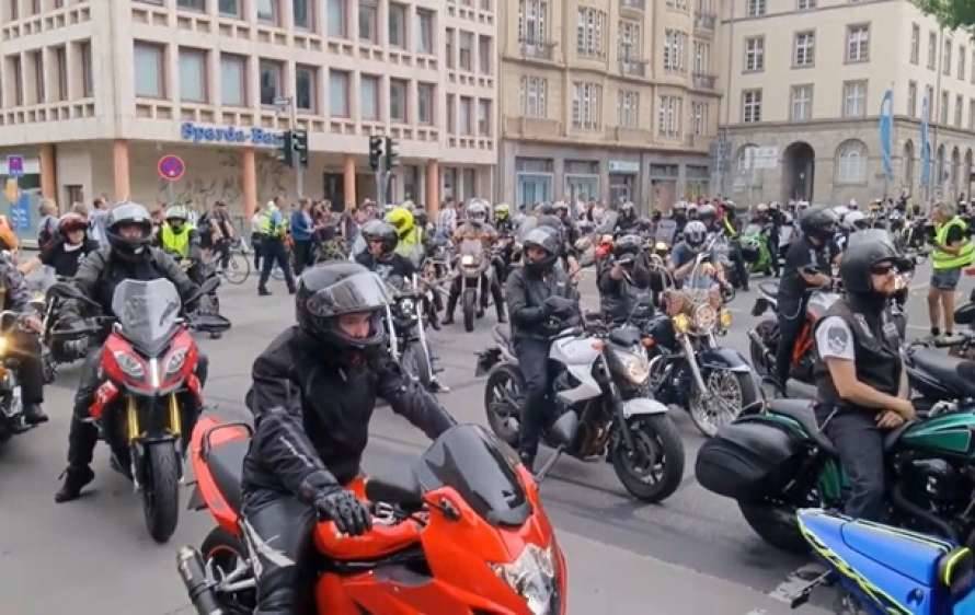 Тысячи немецких байкеров устроили масштабный протест против властей страны