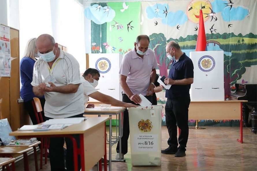 В Армении сегодня проходят внеочередные парламентские выборы