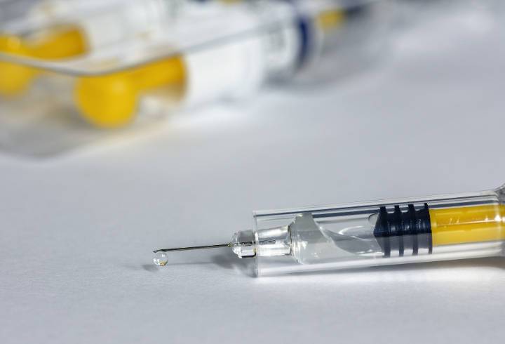 За минувшие сутки вакцину от COVID-19 получили более 5 тысяч ленинградцев
