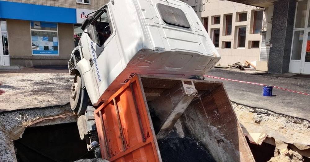В Житомире грузовик провалился под асфальт (ФОТО, ВИДЕО)