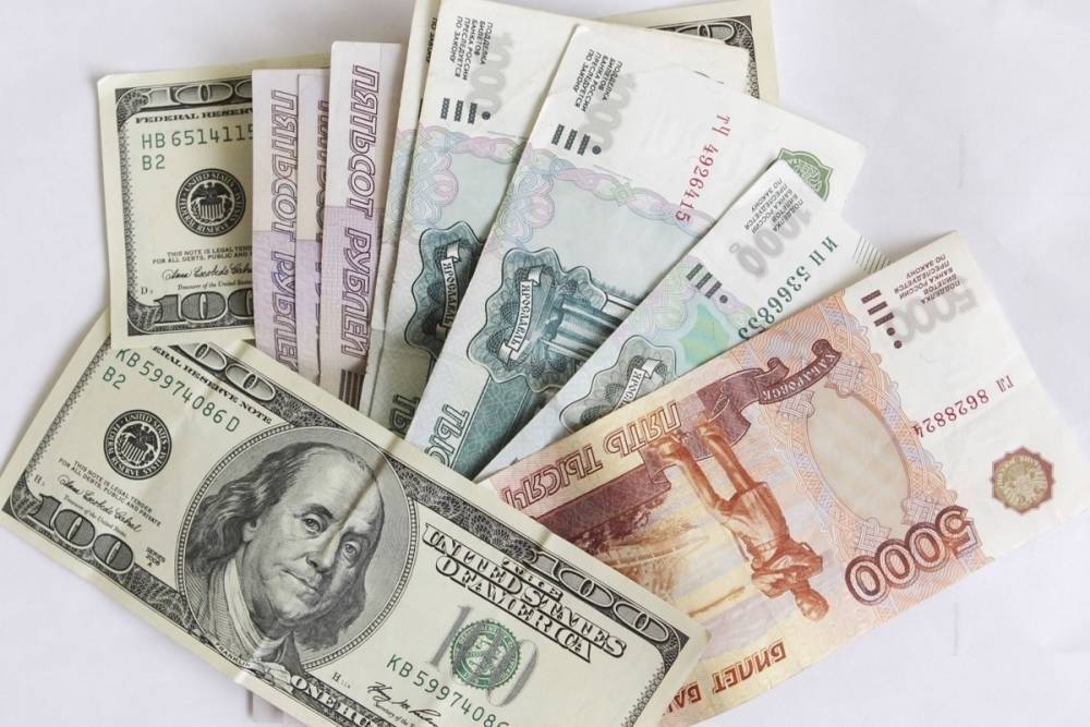 Аналитик посоветовала россиянам скупать валюту