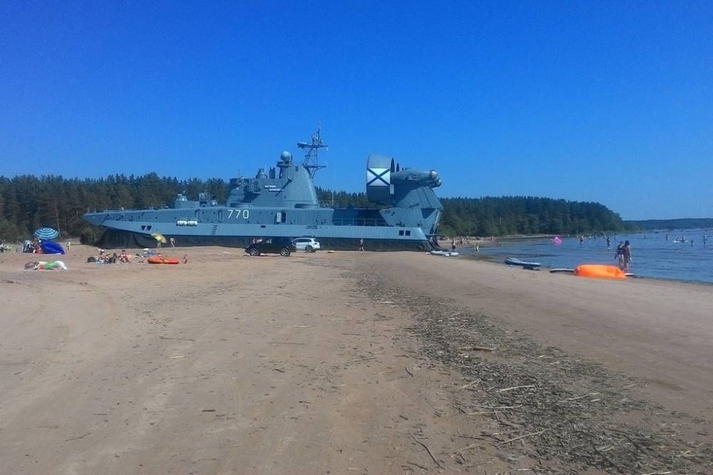 Петербуржцы заметили на пляже в Желтой бухте военный корабль