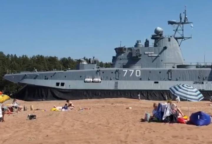 Военный корабль из Калининграда стал внезапным соседом отдыхающих на пляже в Ленобласти