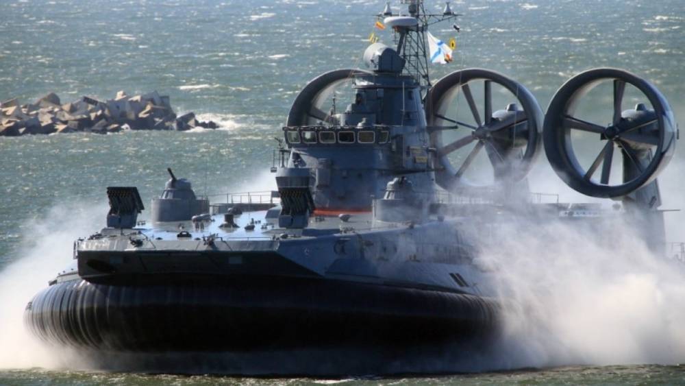 Жители Петербурга показали на видео "припаркованный" на пляже военный корабль