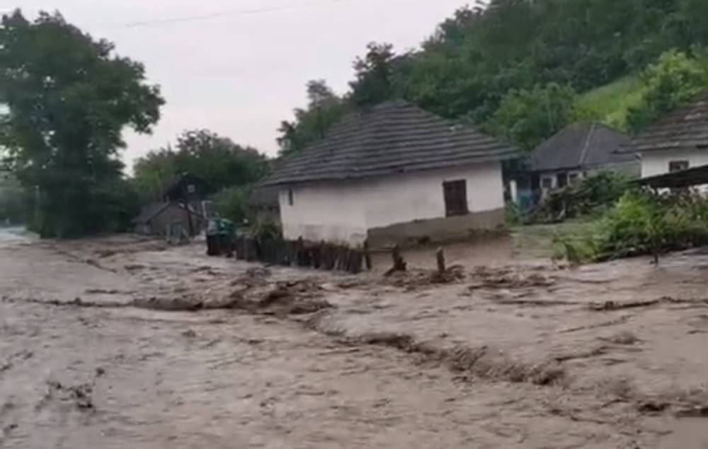 Проливные дожди натворили бед в Украине, затоплены дома и разрушены дороги: кадры масштабного потопа