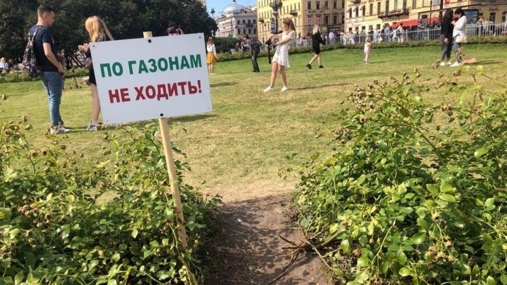 Водитель "Мерседеса" уходил от столкновения и вылетел на газон в Петербурге