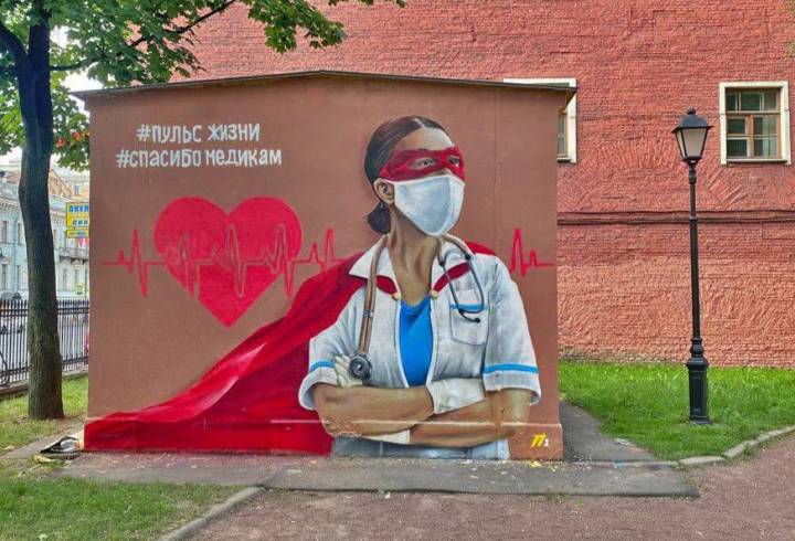 Изображение врача-супергероя появилось на трансформаторной будке в Петербурге