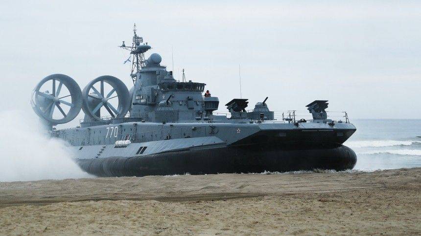 Видео: военный корабль «припарковался» на петербургском пляже