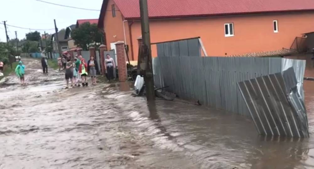 Масштабный потоп в Украине, улицы превратились в реки, новые кадры стихии: "Пусть Бог хранит..."