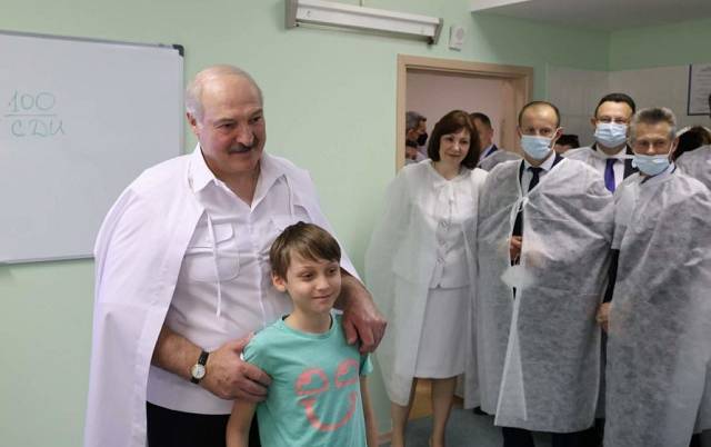 Лукашенко – ребенку: я глюкоза, вот вырастешь, я тебя буду лечить