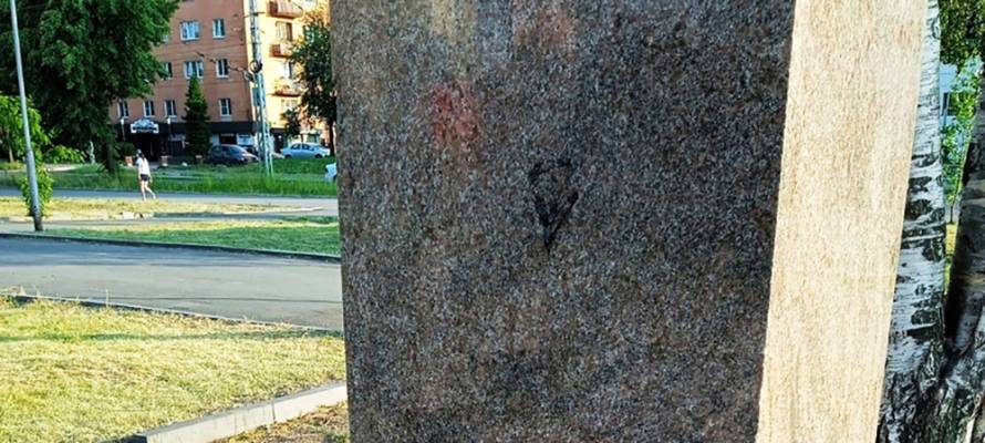 Вандалы испачкали детскую площадку и памятник битумом, которым заливают керны в Петрозаводске (ФОТО)
