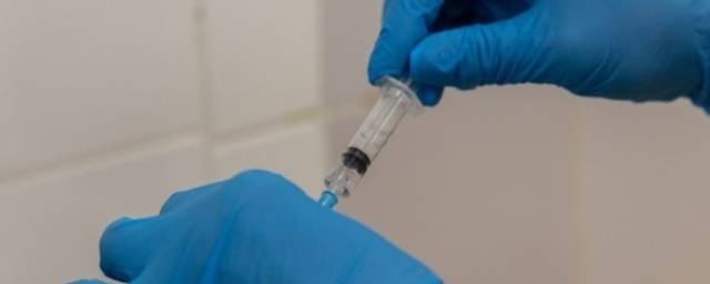 В Омской области работодателям предложили поощрять сотрудников за вакцинацию от ковида